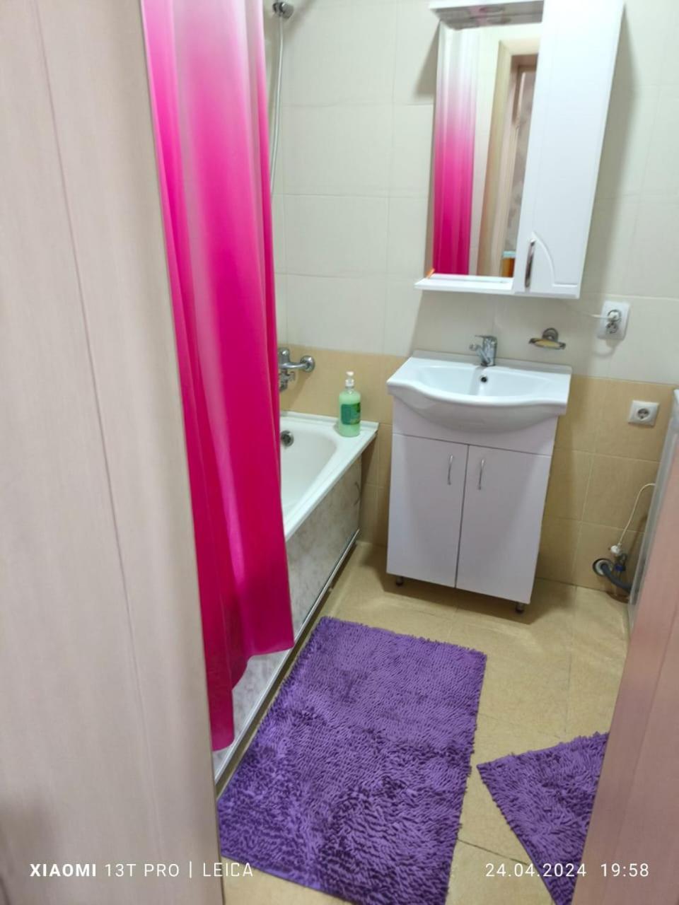 Уютная Квартира Комфорт Класса76 Astana Bagian luar foto